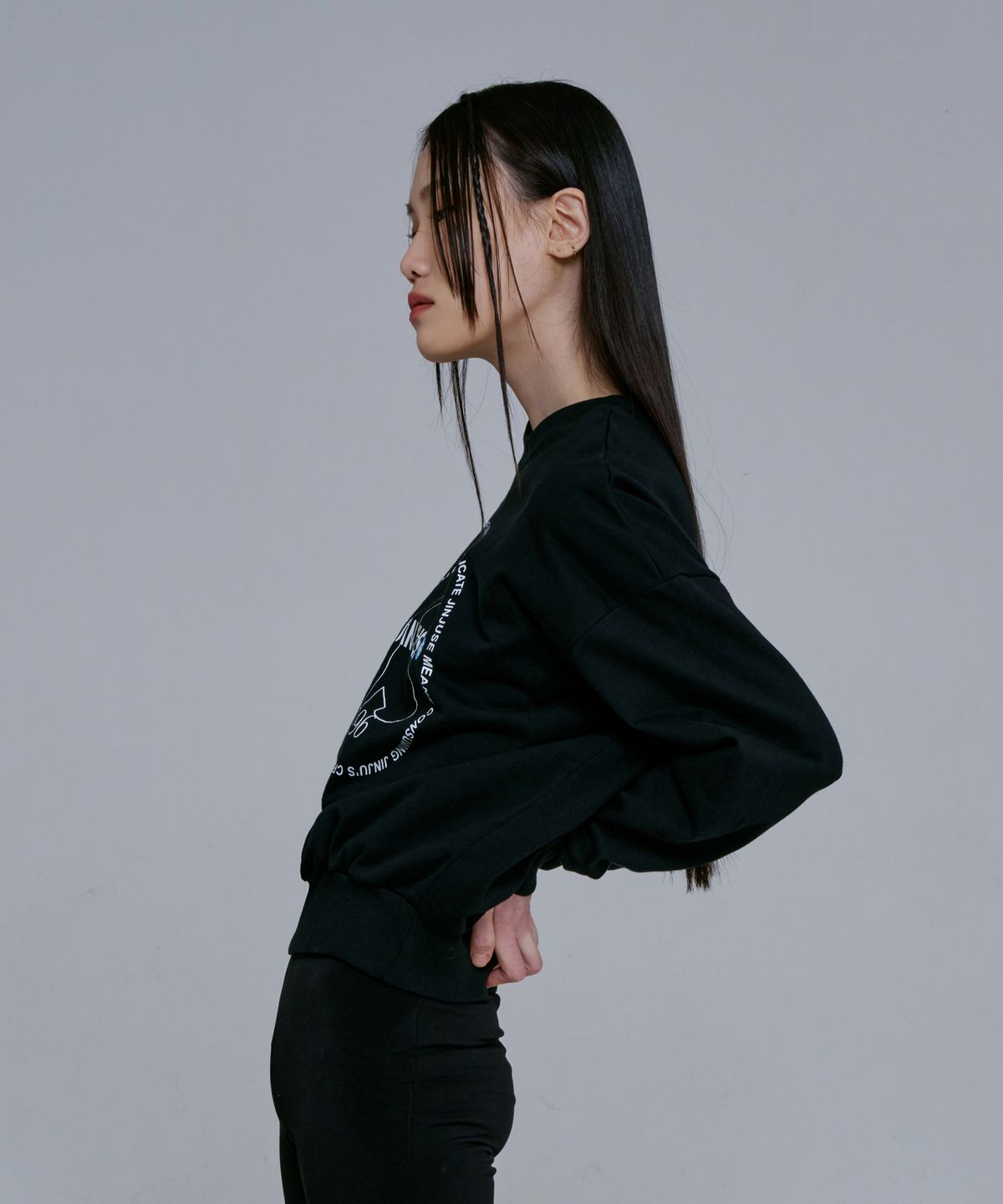 진주유즈(JINJUSE) BLACK RABBIT SWEATSHIRT [BLACK]