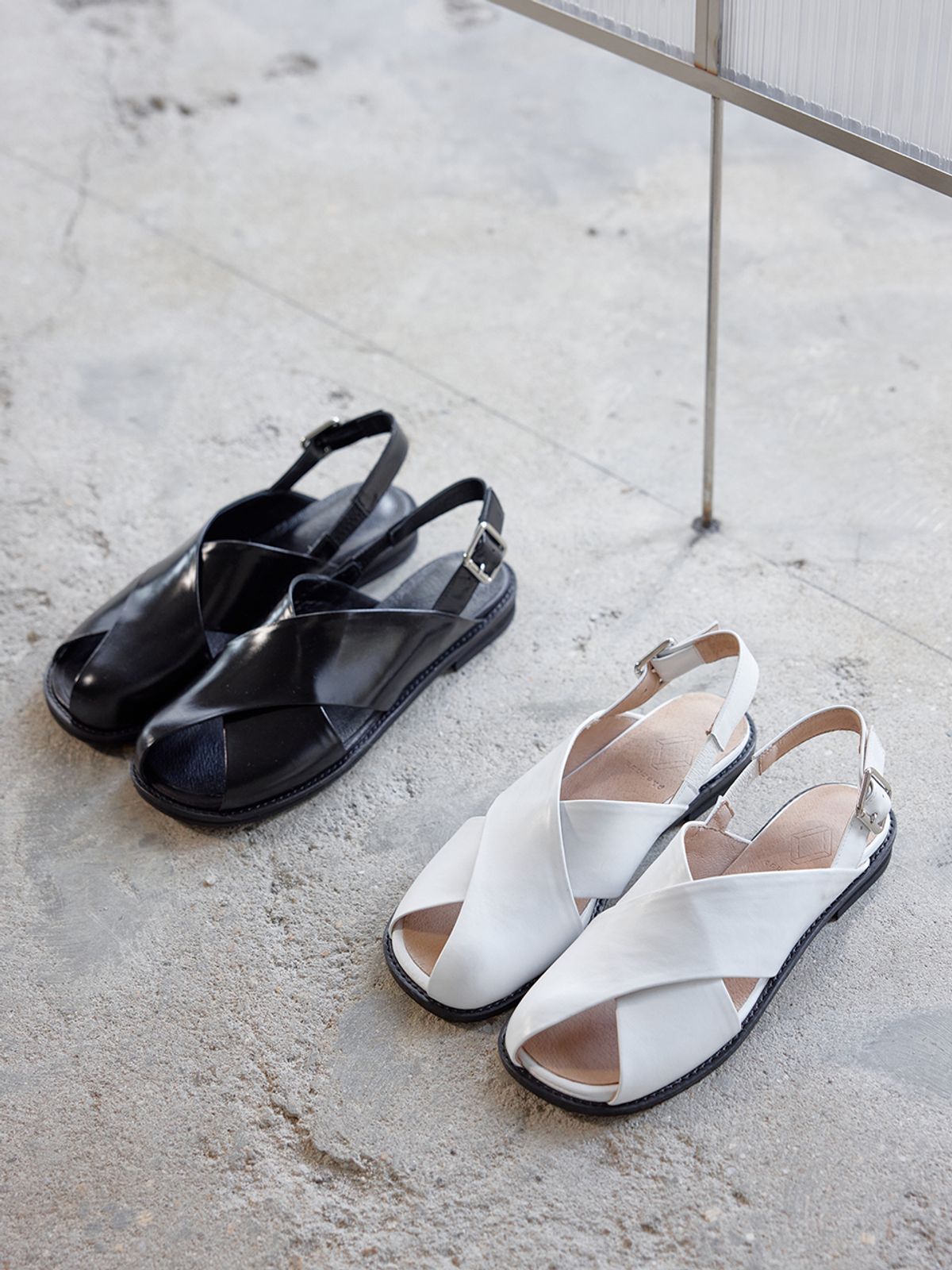 바이언스(BYEUUNS) BMS22003 CROSSSTRAP SANDAL   / 2 color