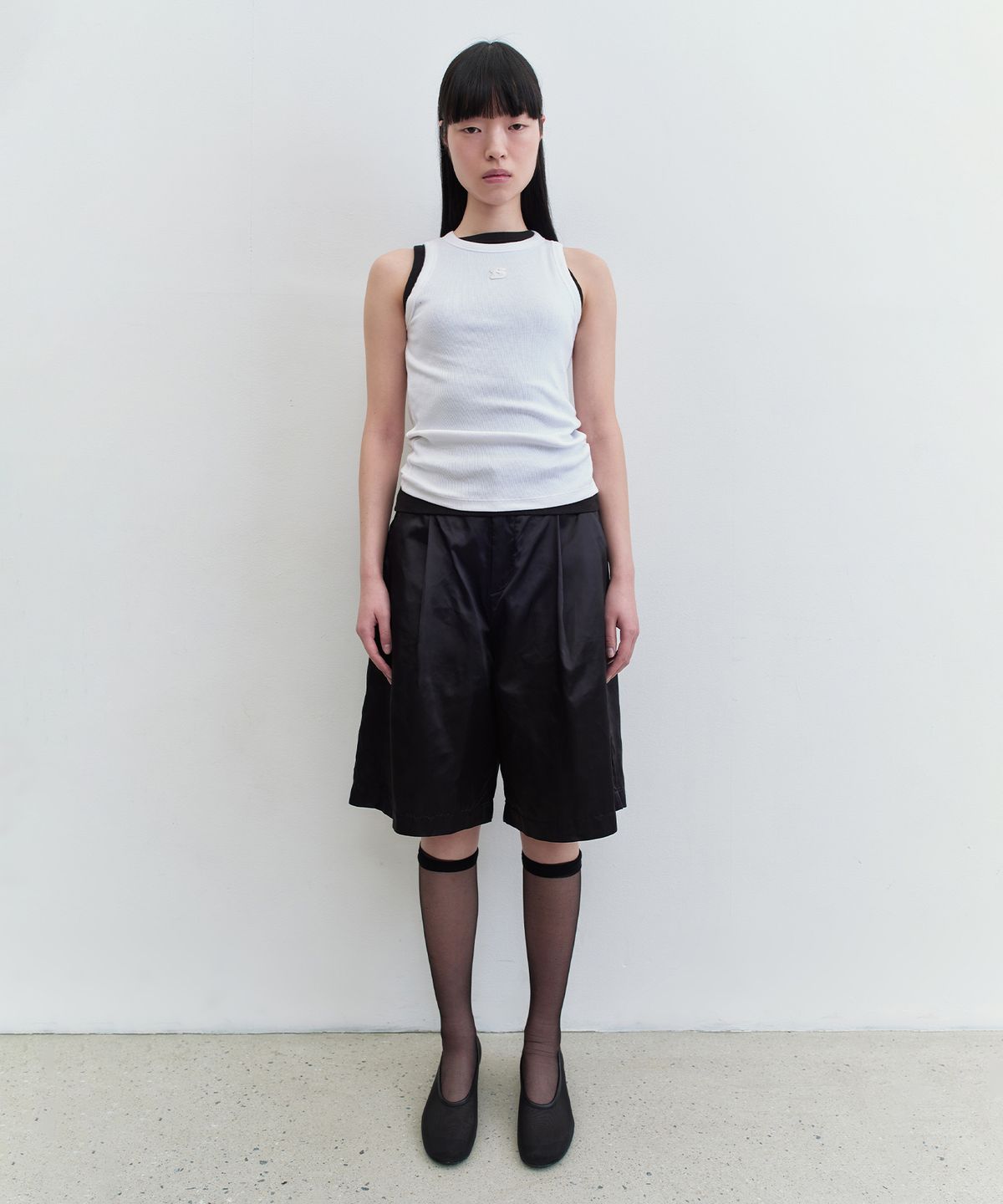 인사일런스 우먼(INSILENCE WOMEN) 엠블럼 슬리브리스 WHITE
