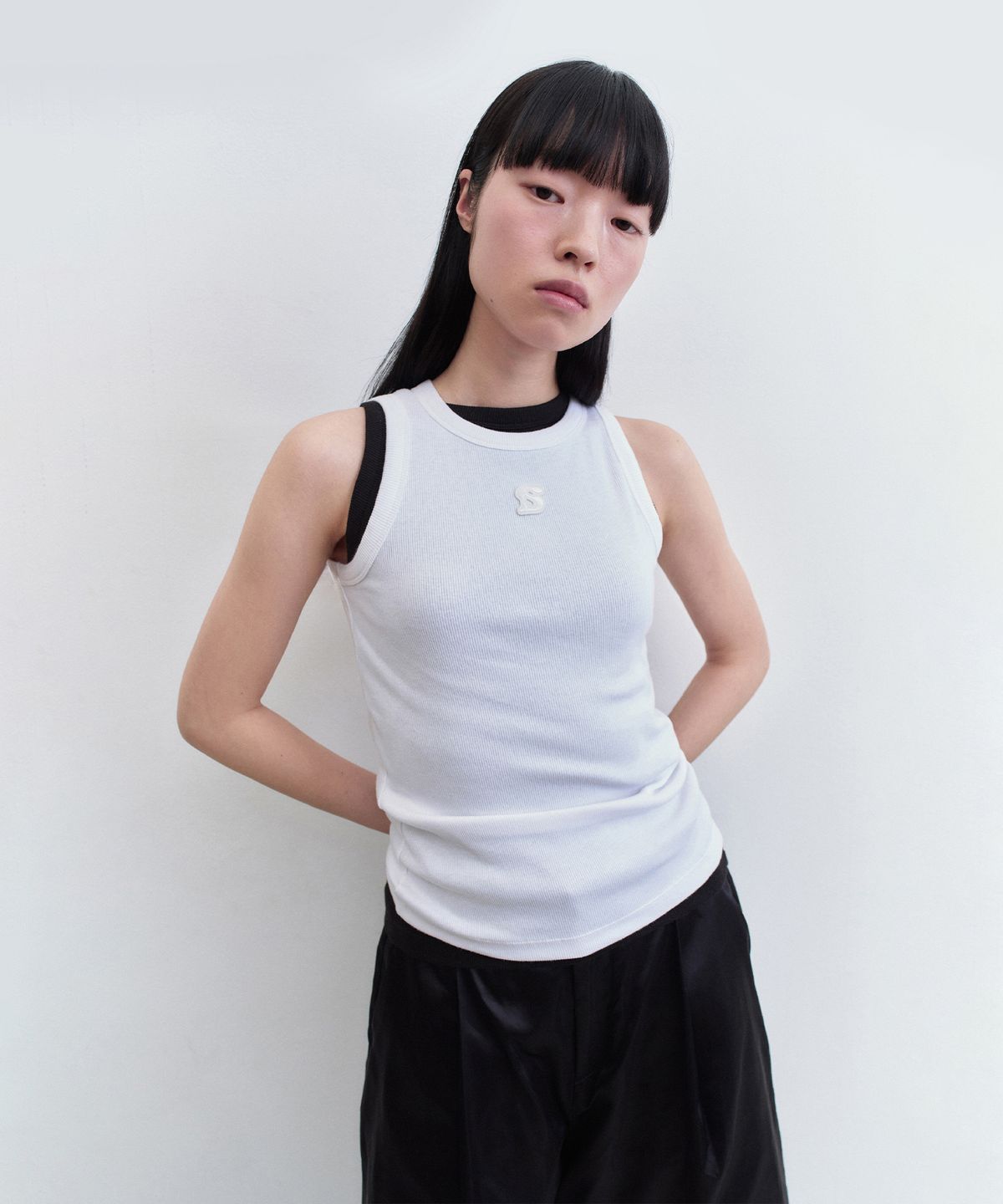 인사일런스 우먼(INSILENCE WOMEN) 엠블럼 슬리브리스 WHITE