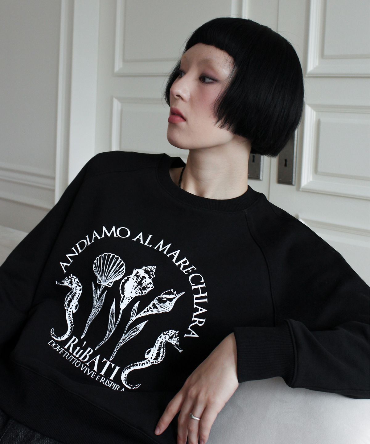 루바티(RUBATI) Shell Flower Sweatshirt (BLACK)