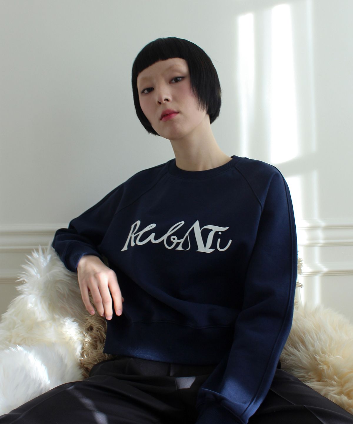루바티(RUBATI) Lettering Logo Sweatshirt (NAVY)