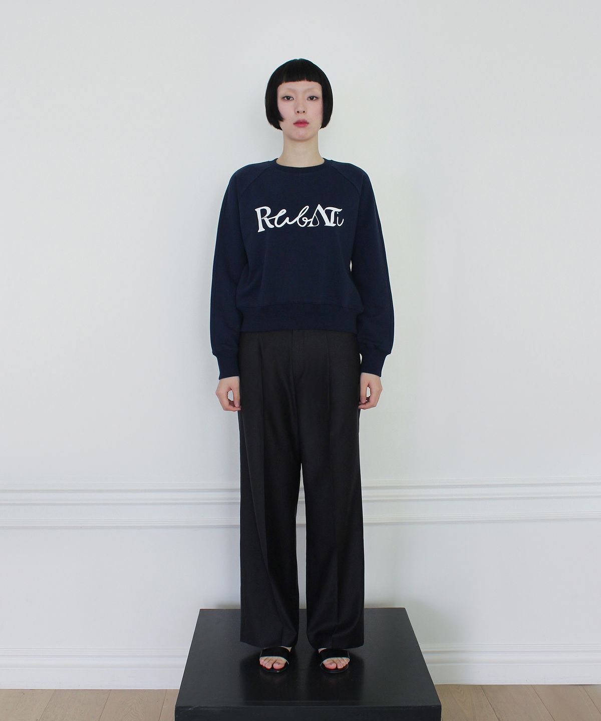루바티(RUBATI) Lettering Logo Sweatshirt (NAVY)