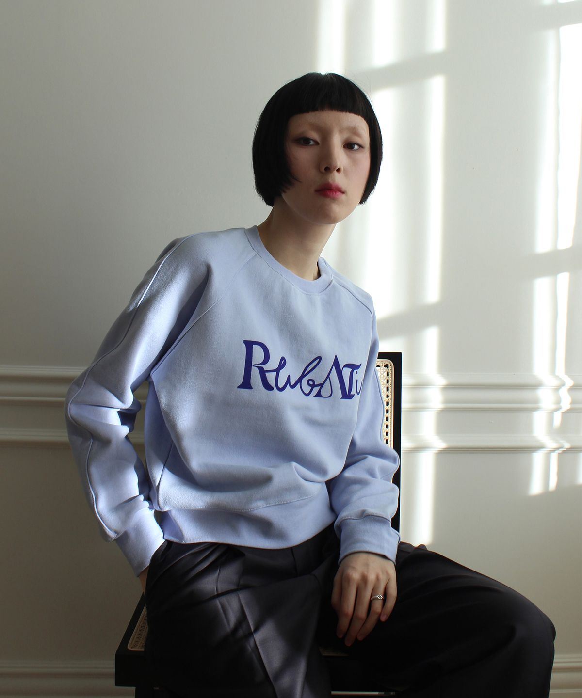 루바티(RUBATI) Lettering Logo Sweatshirt (DAWN BLUE)