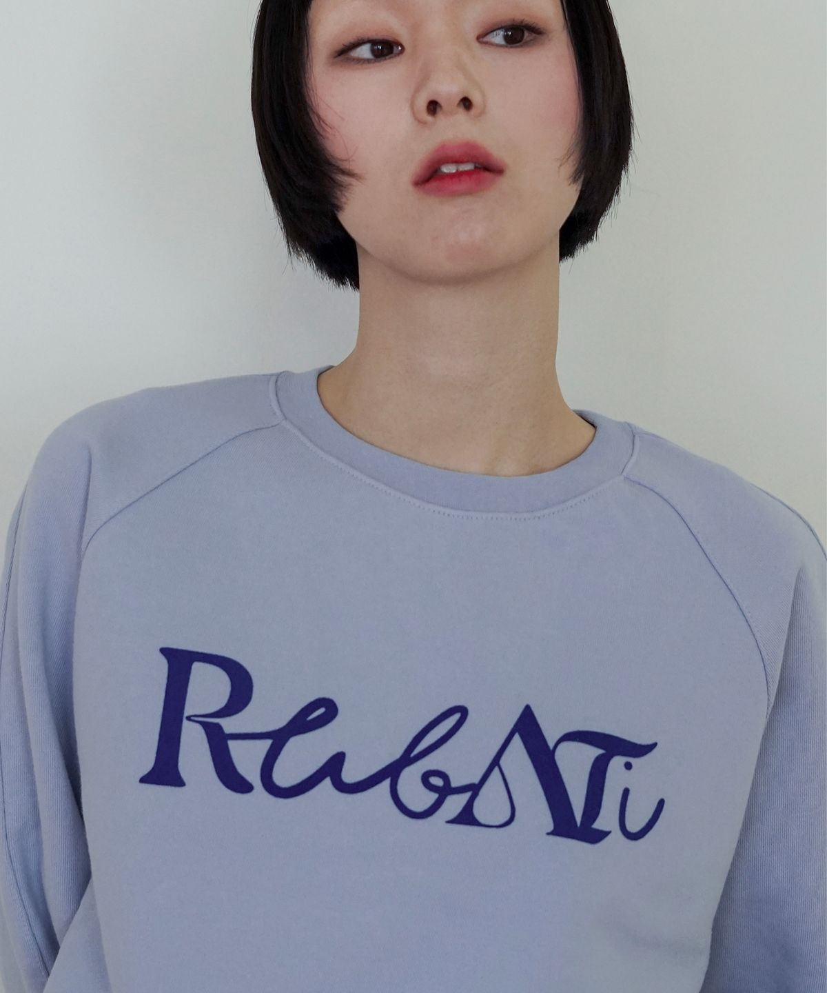 루바티(RUBATI) Lettering Logo Sweatshirt (DAWN BLUE)