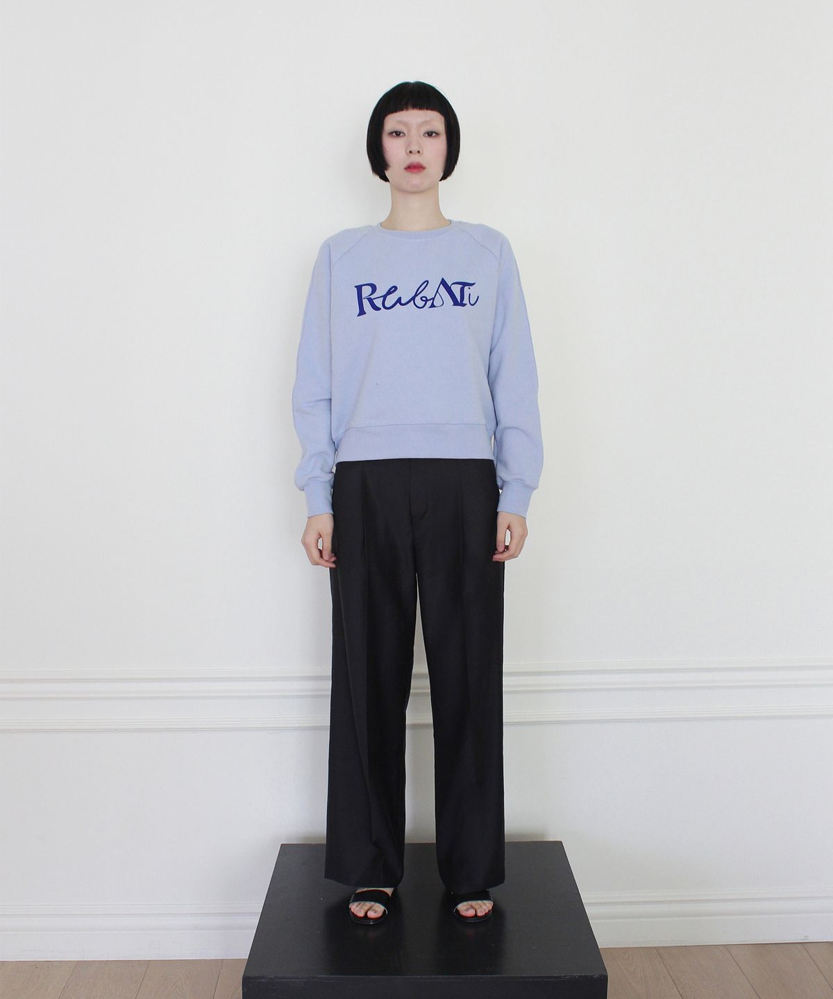 루바티(RUBATI) Lettering Logo Sweatshirt (DAWN BLUE)