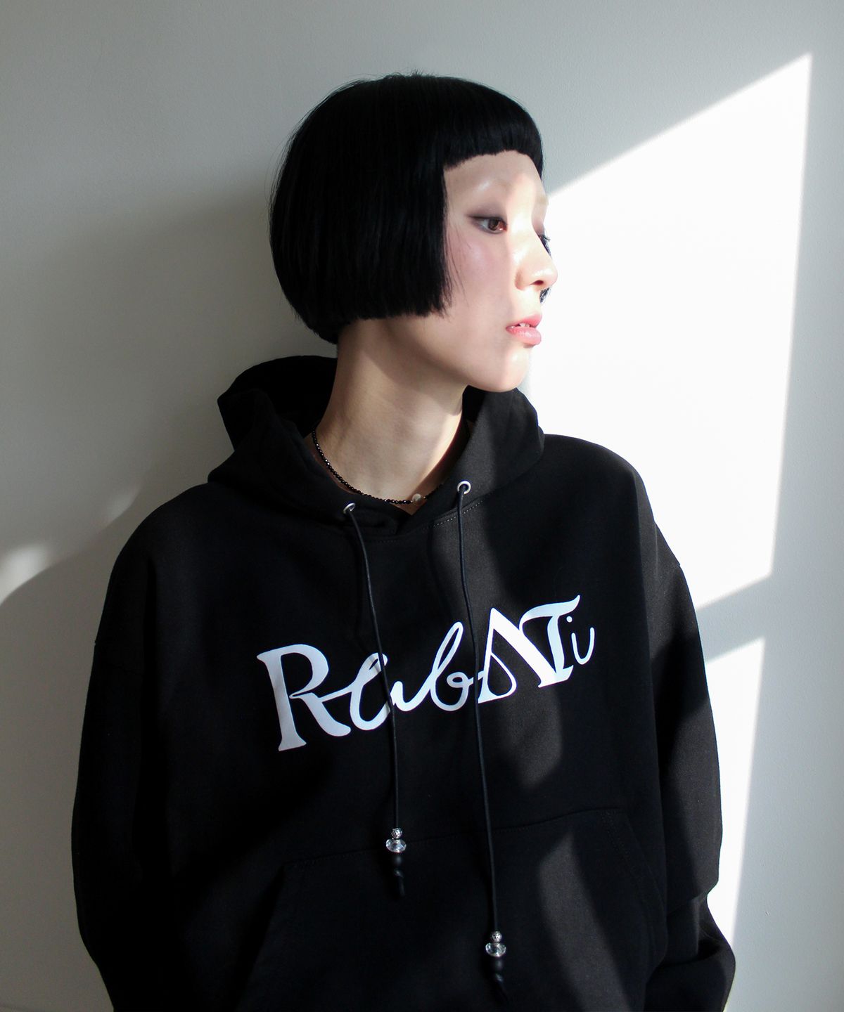 루바티(RUBATI) Lettering Logo HOOD (BLACK)