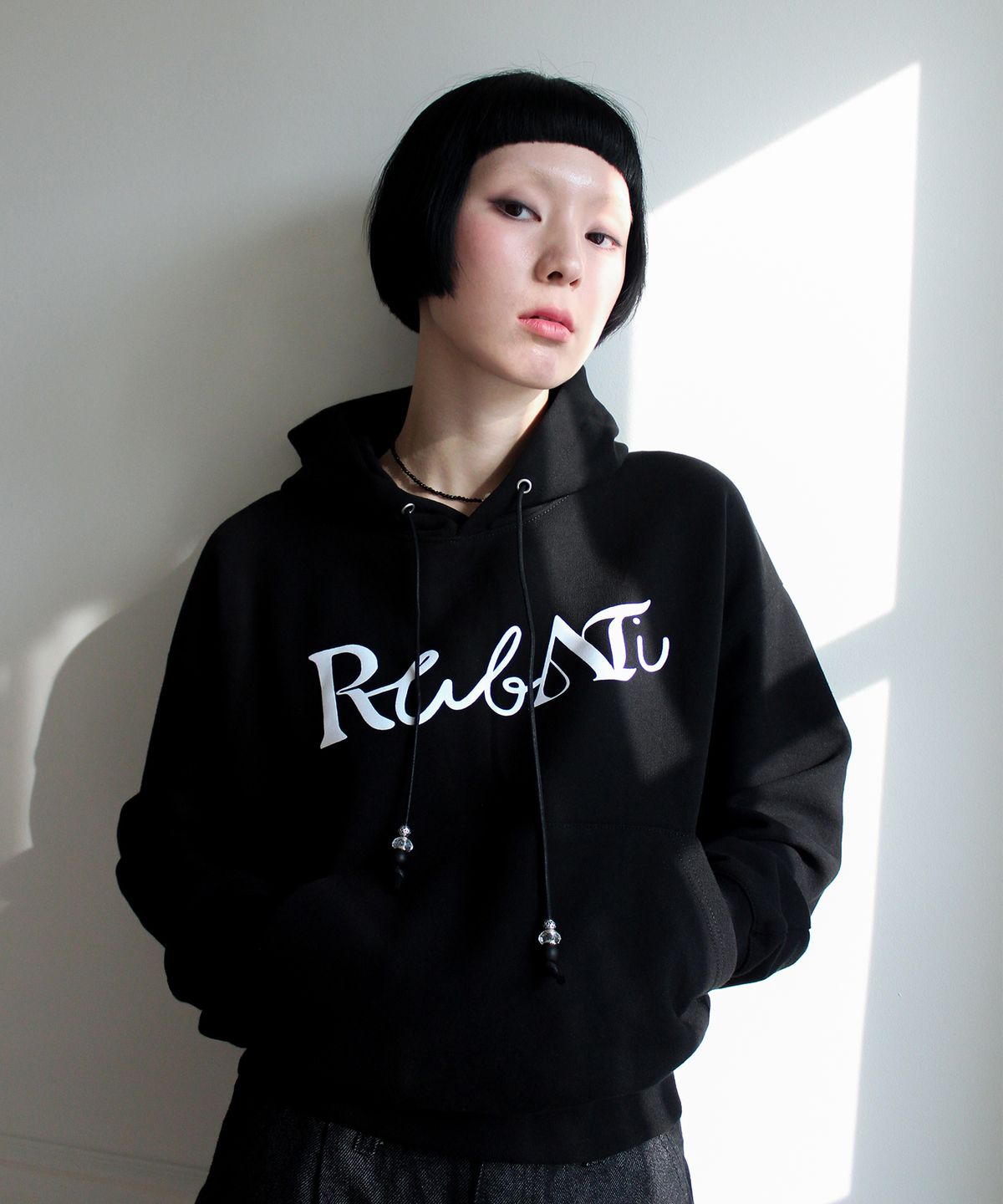 루바티(RUBATI) Lettering Logo HOOD (BLACK)