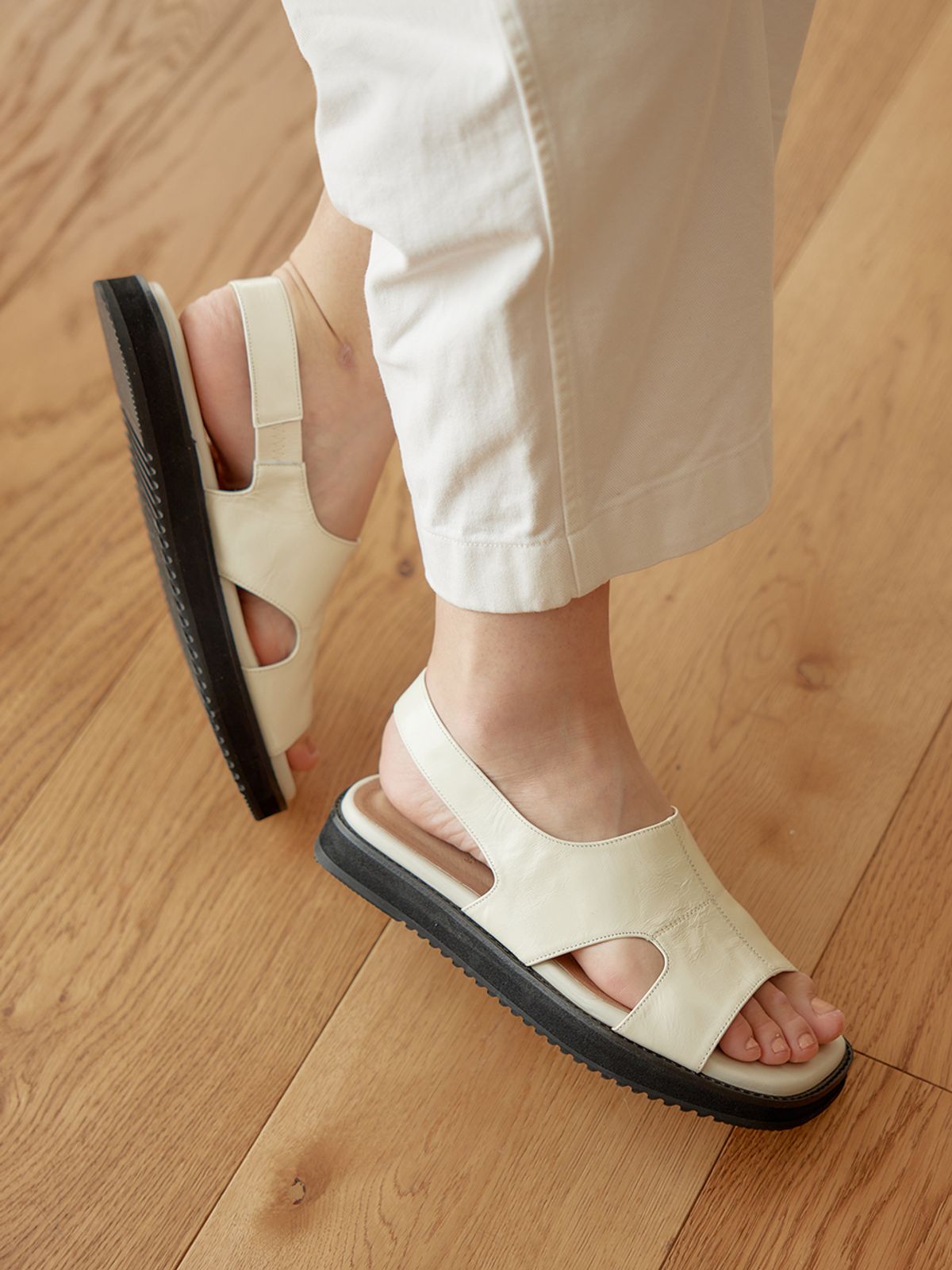 바이언스(BYEUUNS) BMS22011 CROSS SANDAL / 2COLORS