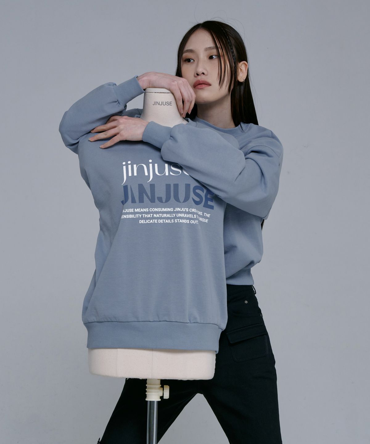 진주유즈(JINJUSE) JINJUSE LOGO SWEATSHIRT [BLUE]