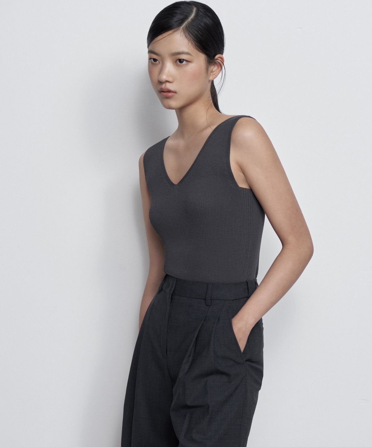 무신사 스탠다드 우먼(MUSINSA STANDARD WOMAN) 우먼즈 썸머울 버뮤다 히든 밴딩 하프 슬랙스 [차콜 그레이]
