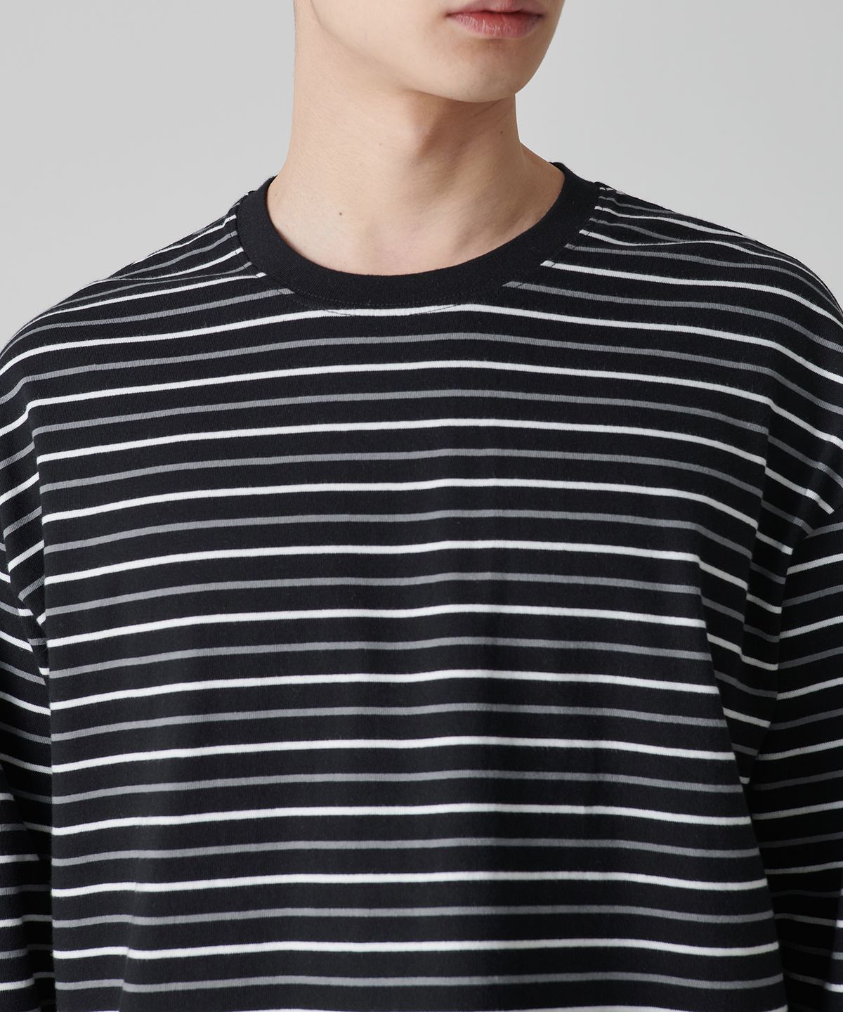 무신사 스탠다드(MUSINSA STANDARD) 멀티 스트라이프 릴렉스드 긴소매 티셔츠 1 [블랙/화이트]