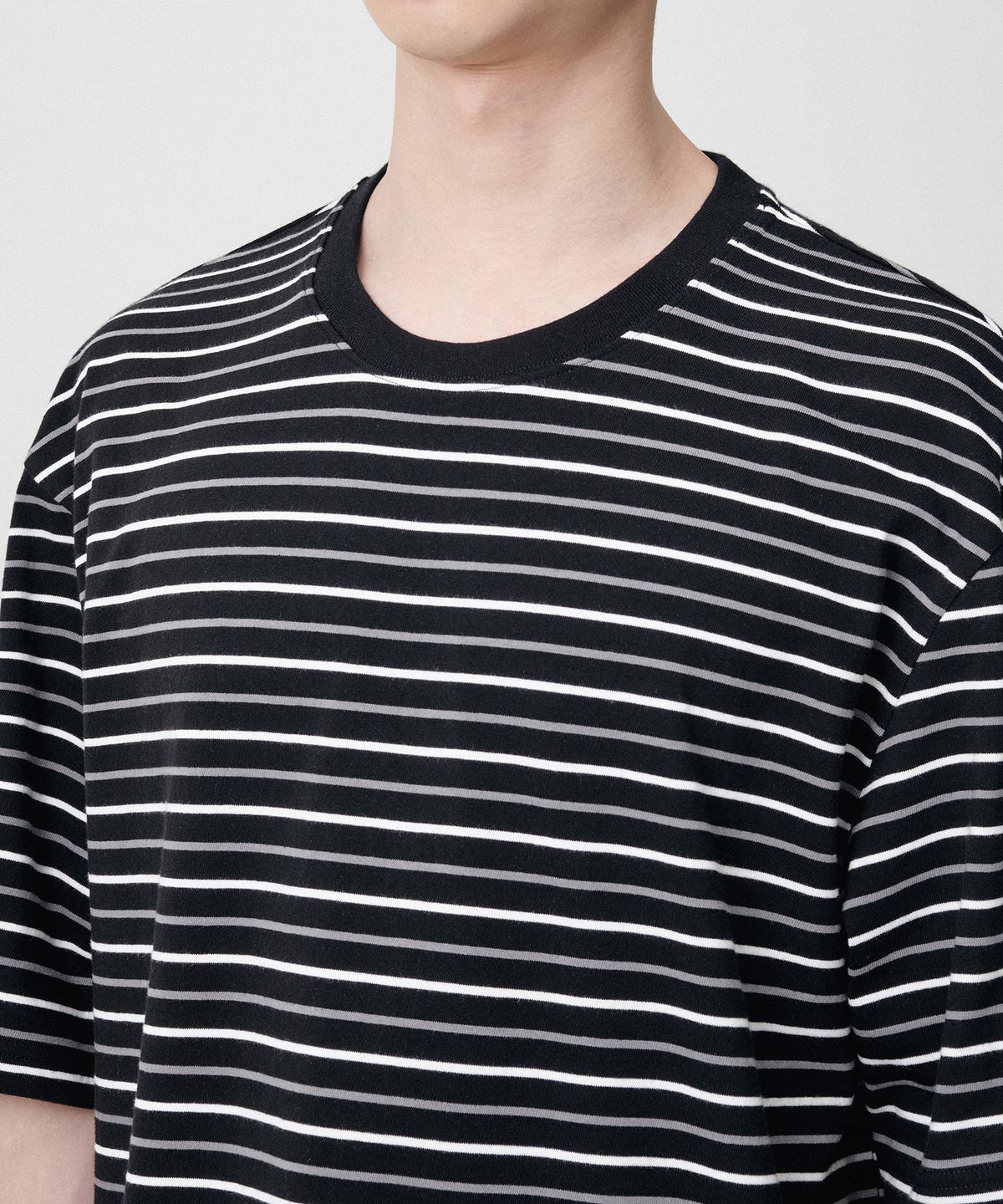 무신사 스탠다드(MUSINSA STANDARD) 멀티 스트라이프 릴렉스드 티셔츠 1 [블랙/화이트]