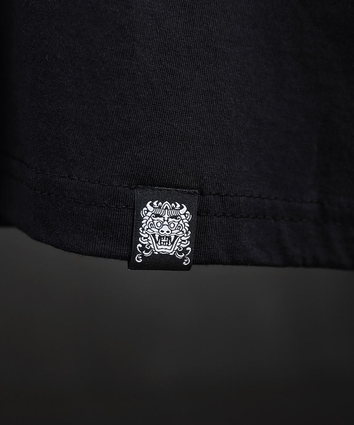키르티무카(KIRTIMUKHA) 백 블리치 U넥 반팔 티셔츠 블랙