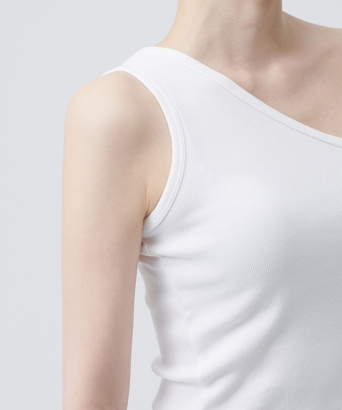 무신사 스탠다드 우먼(MUSINSA STANDARD WOMAN) 우먼즈 원 숄더 탱크 탑 [화이트]