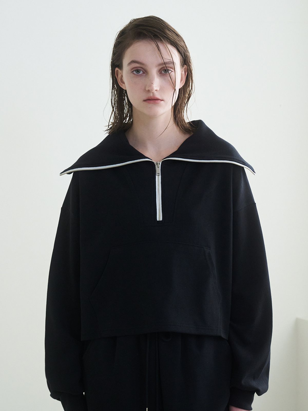 누브(NOUVE) Wide Collar Zip Up T-Shirts - Black