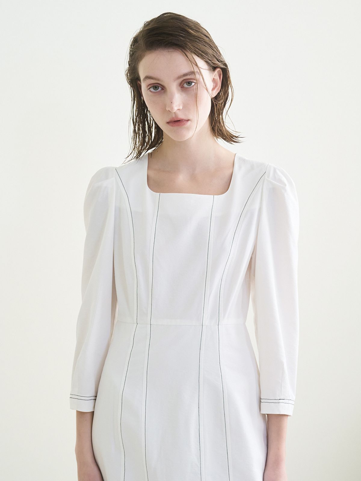 누브(NOUVE) Square Neck Stitch Dress - White