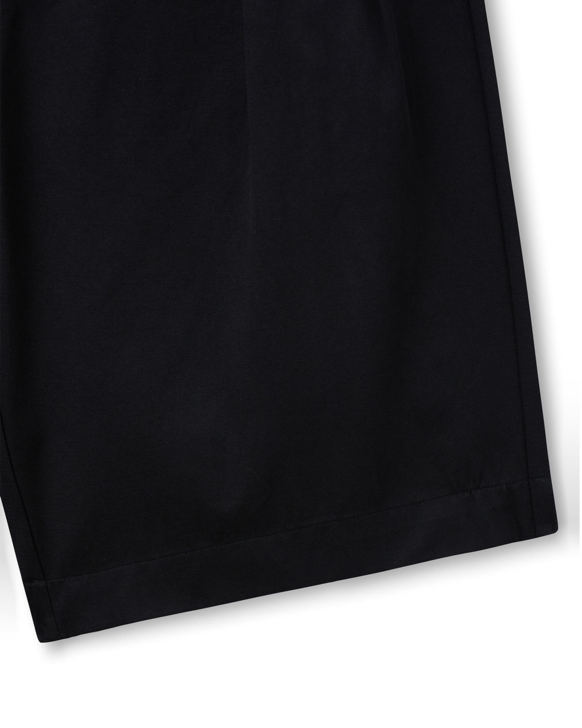 비슬로우(BESLOW) WIDE FIT TWO TUCK SHORTS BLACK