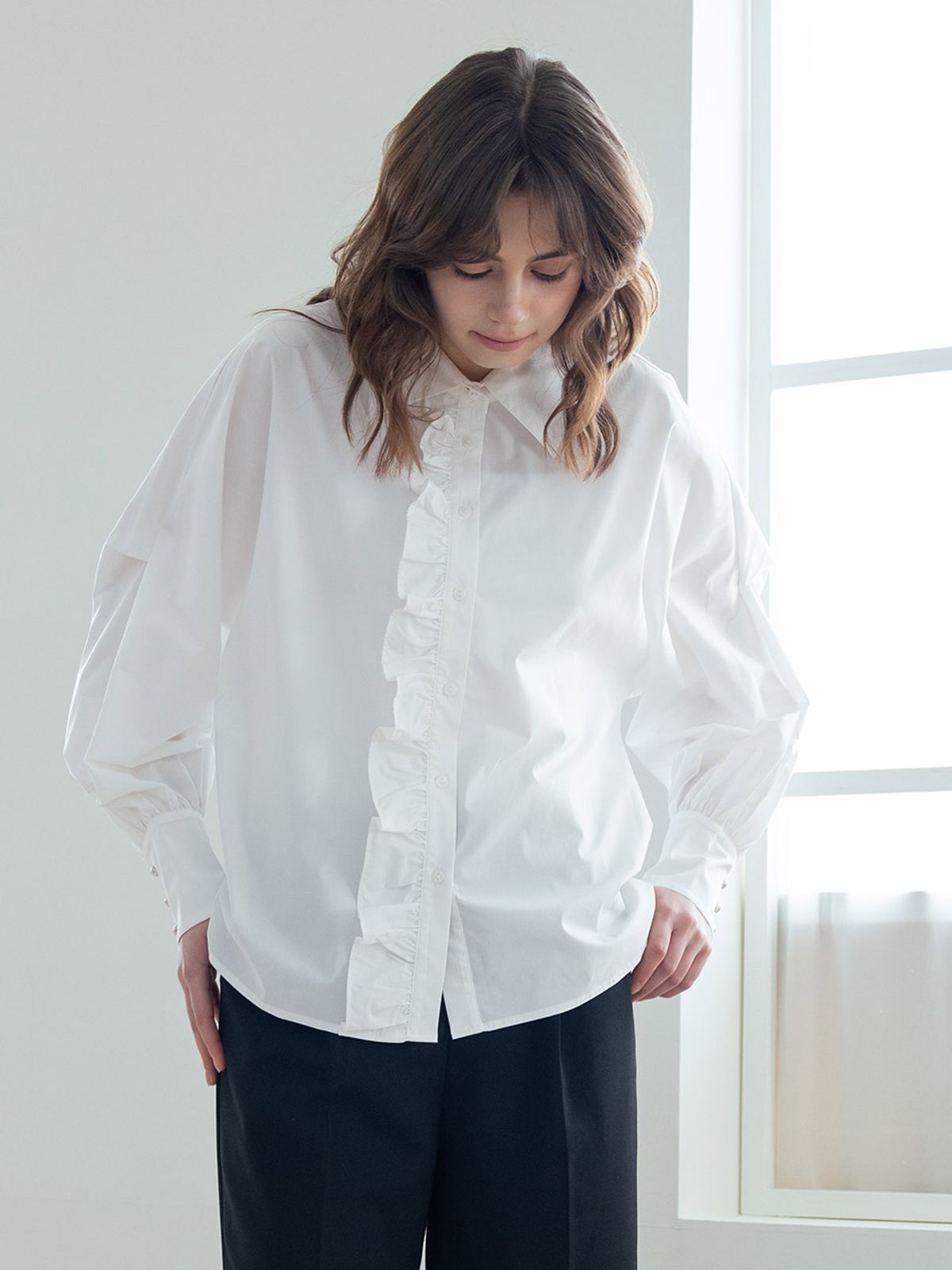 웬스데이딜라잇(WEDNESDAY DELIGHT) WED_Triple button sleeve white shirt