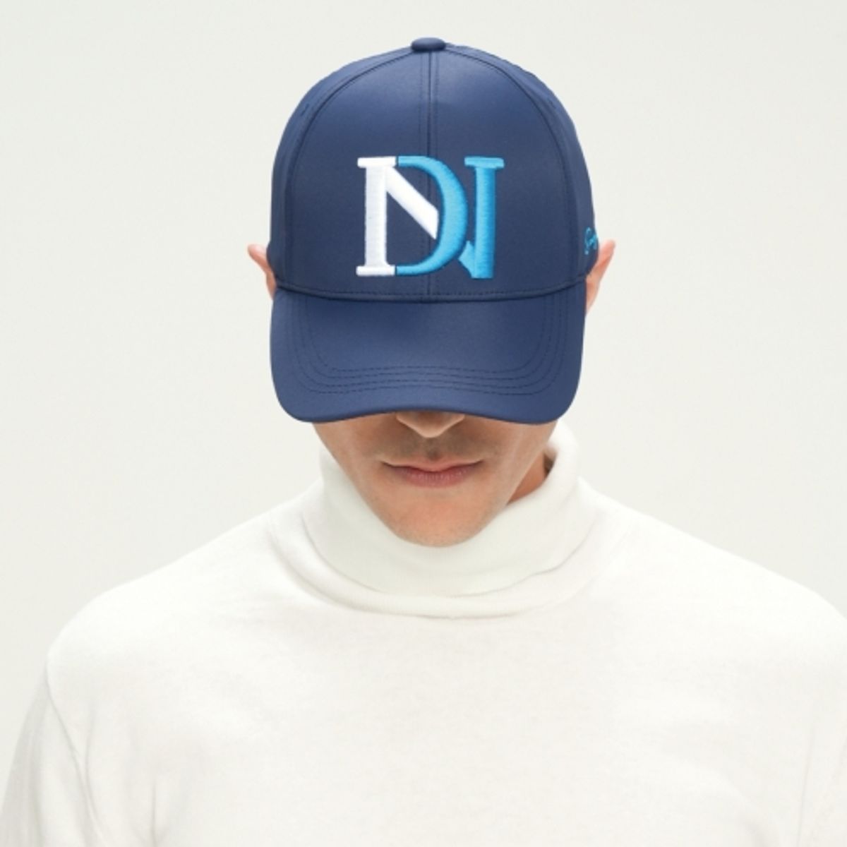 데이녹(DEINOC) 빅로고 자수 볼캡 네이비