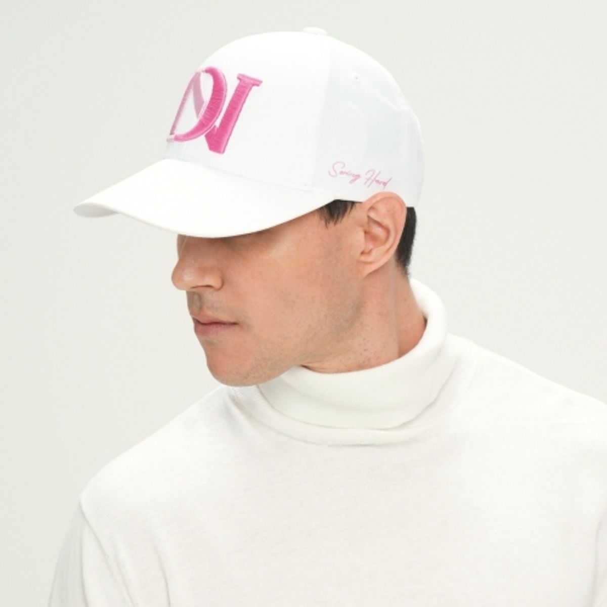 데이녹(DEINOC) 빅로고 자수 볼캡 화이트