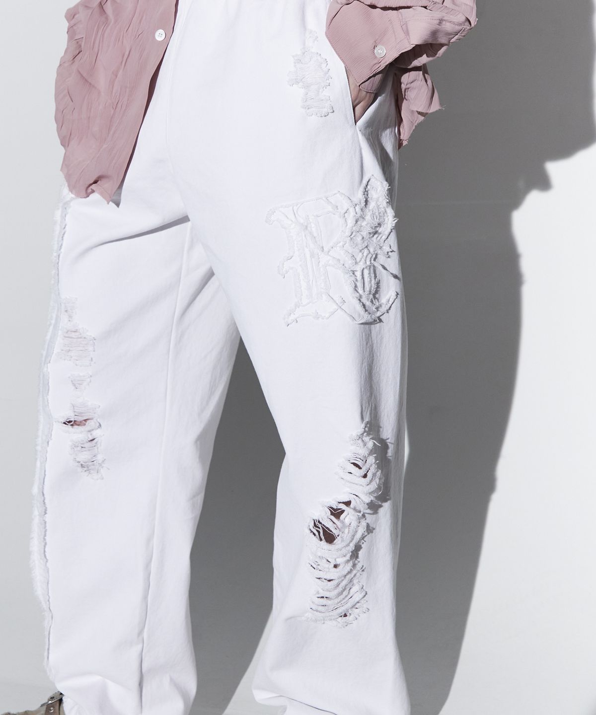 알에스에스씨(RSSC) LOGO PATCHED DESTROYED DENIM PANTS - WH