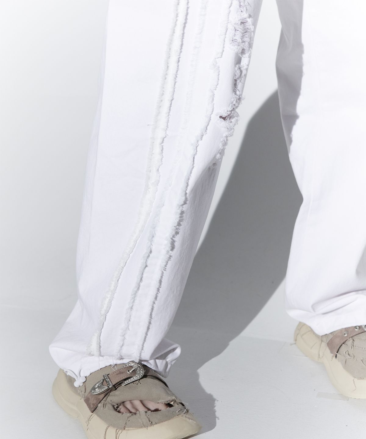 알에스에스씨(RSSC) LOGO PATCHED DESTROYED DENIM PANTS - WH