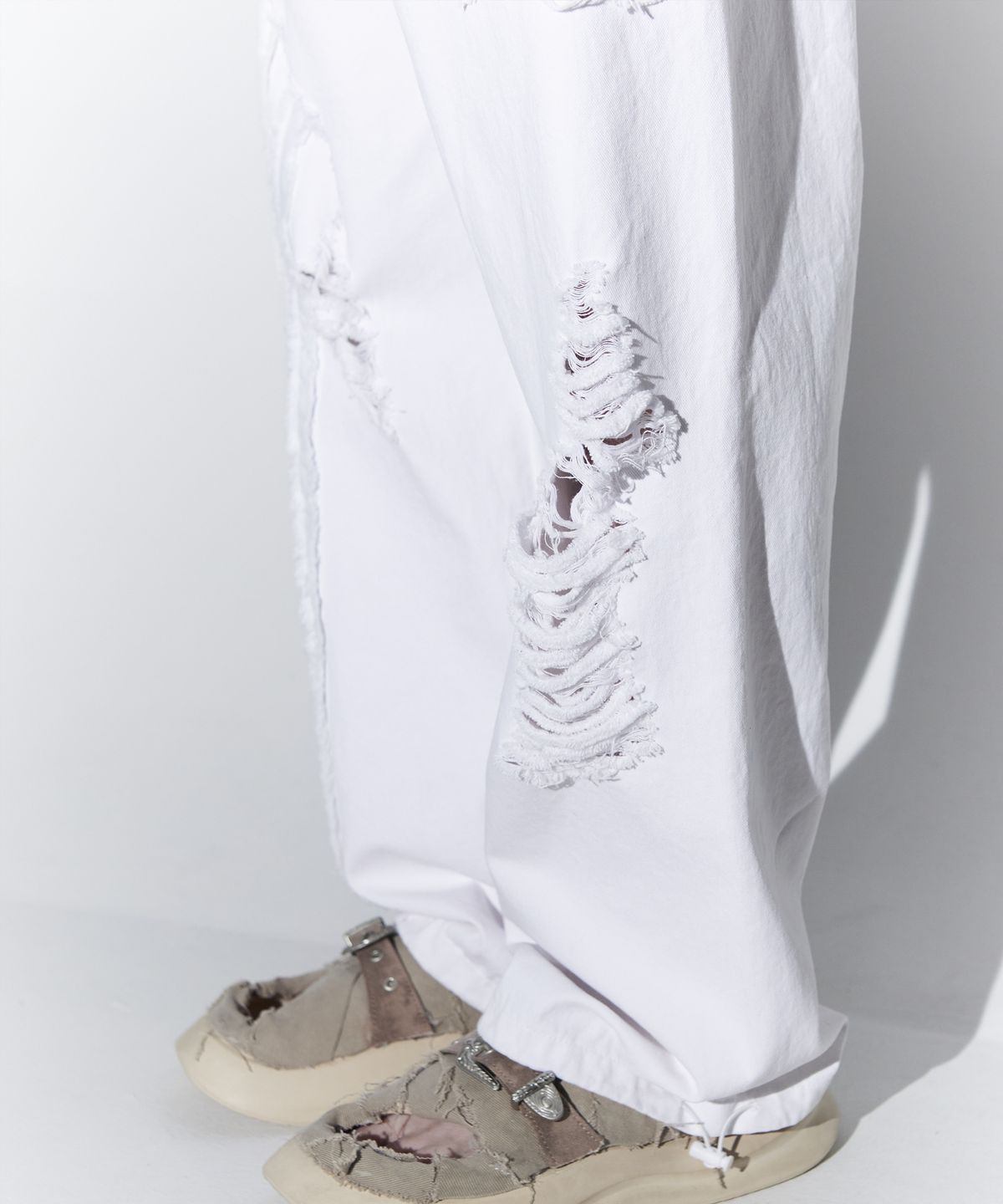 알에스에스씨(RSSC) LOGO PATCHED DESTROYED DENIM PANTS - WH