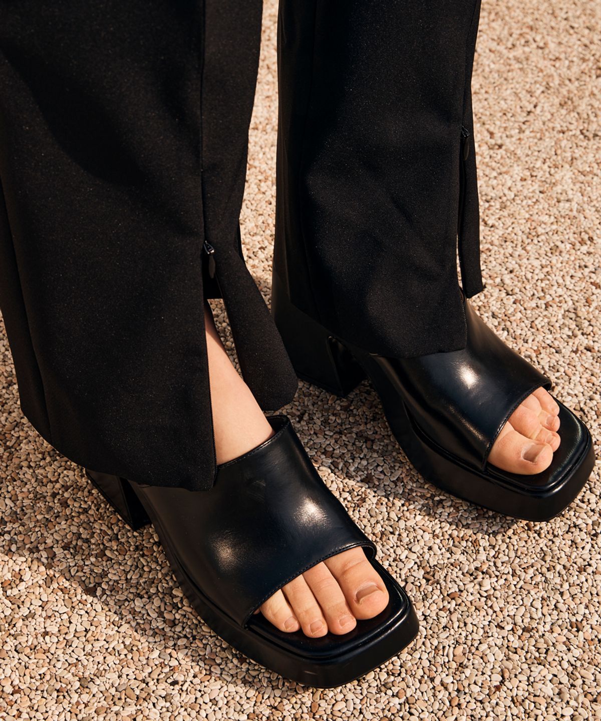 실른(SILN) Zip slit slim boots cut trouser pants (BLACK)