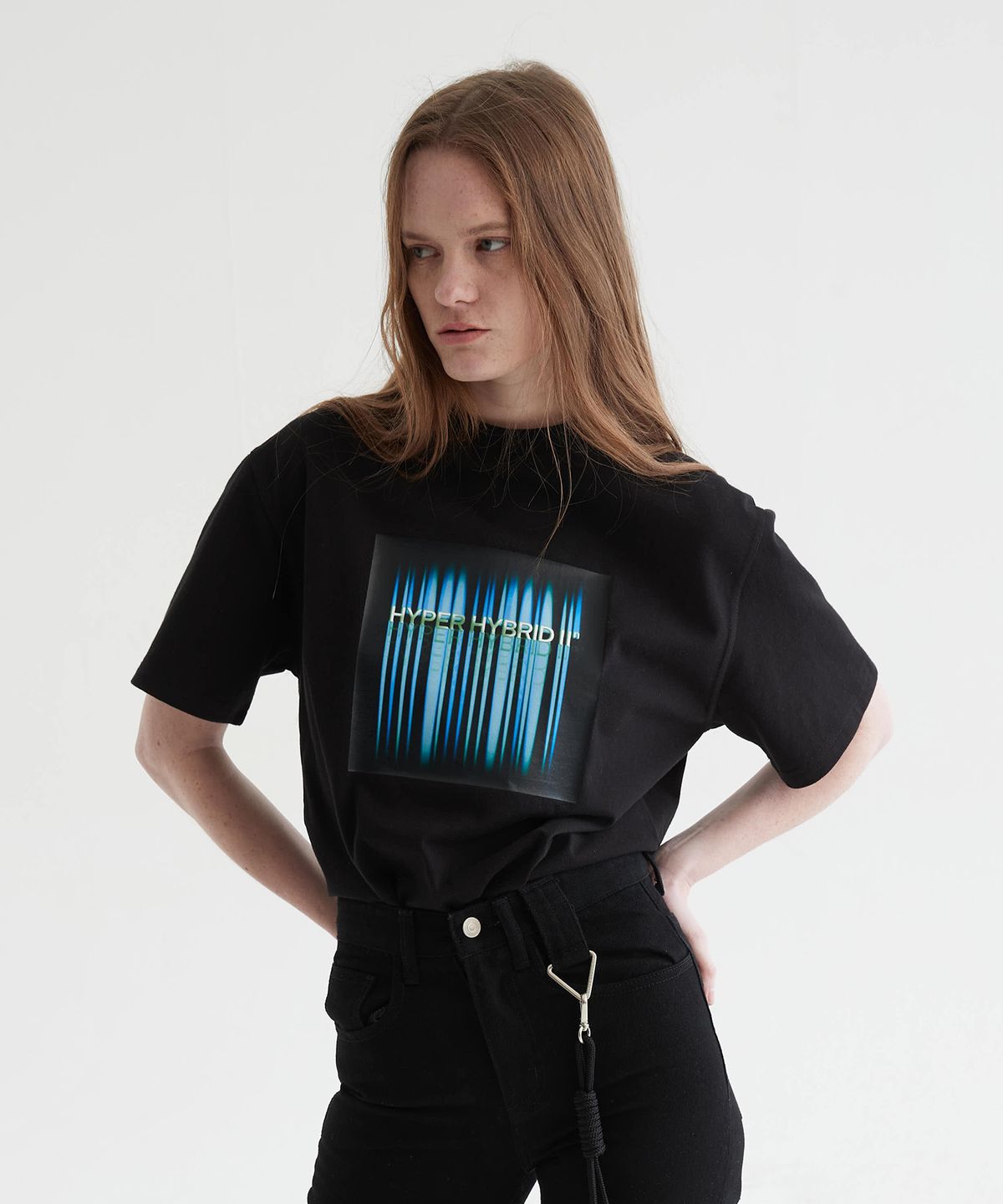 하이투(HYIIⁿ) [UNISEX] 엘이디 로고 프린트 티셔츠 블랙
