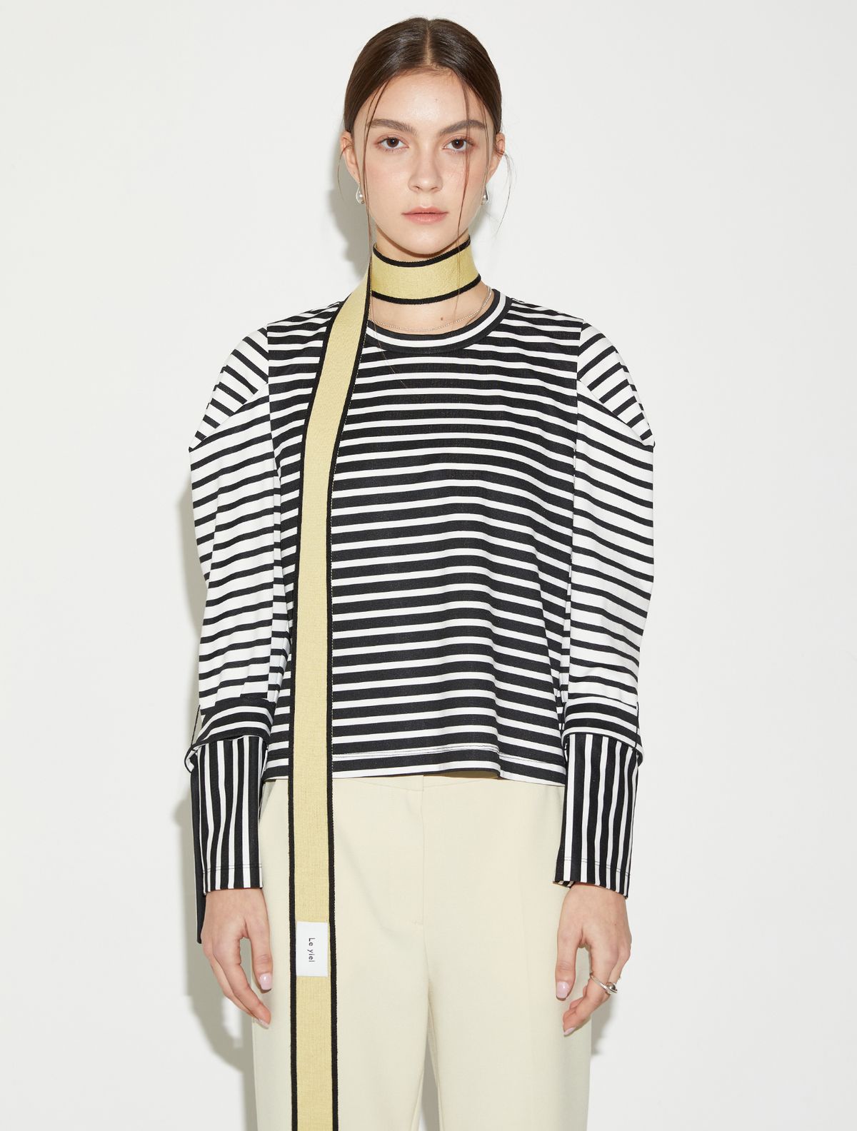 르이엘(LE YIEL) Puff Sleeve Stripe Crop Sweatshirt_Black 퍼프 슬리브 스트라이프 크롭 스웨트셔츠_블랙