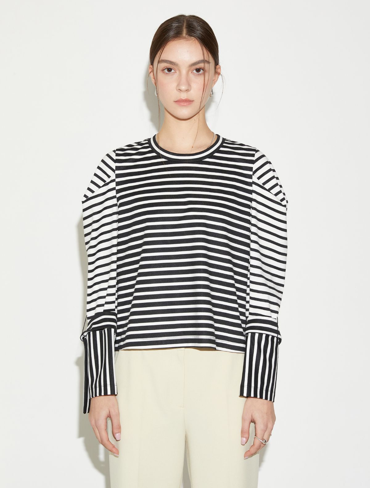 르이엘(LE YIEL) Puff Sleeve Stripe Crop Sweatshirt_Black 퍼프 슬리브 스트라이프 크롭 스웨트셔츠_블랙