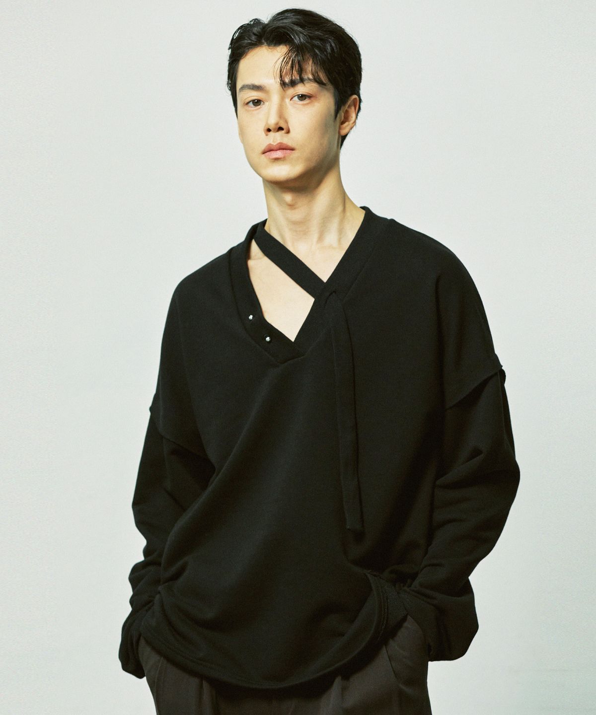 에스에스와이(SSY) 브이넥 레이어드 스트링 피어스드 맨투맨 블랙