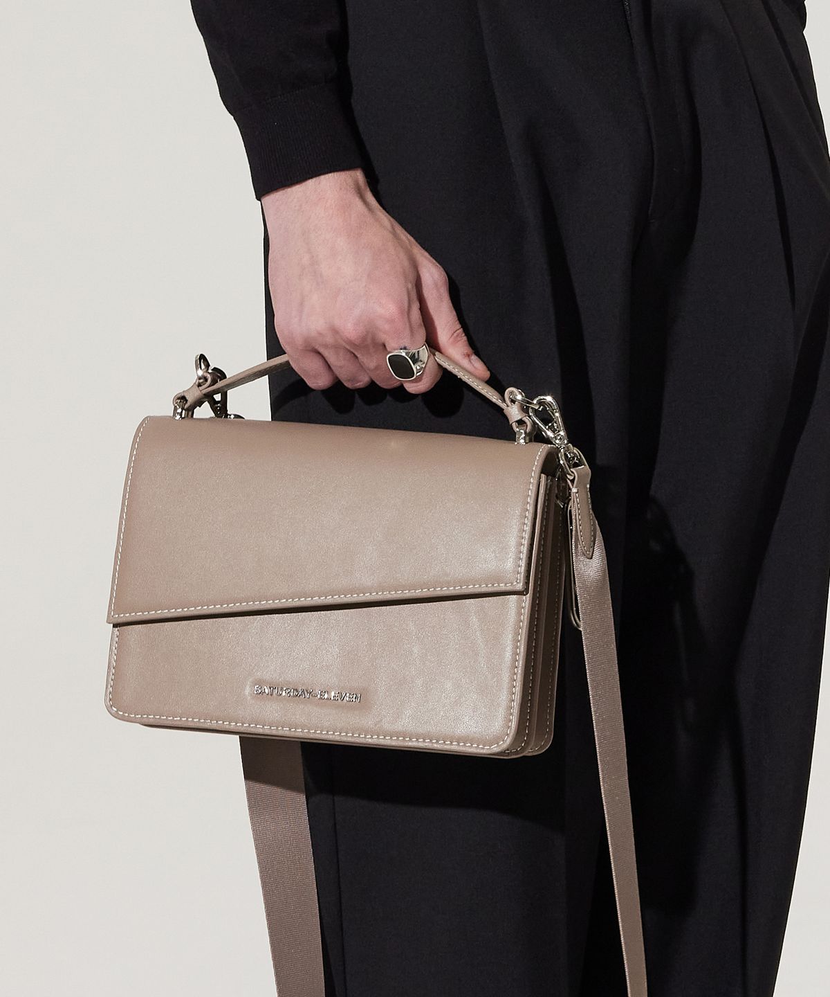 세러데이일레븐(SATURDAY ELEVEN) NO33. 톱스티치 레더 핸들 크로스 바디백 _ 토프