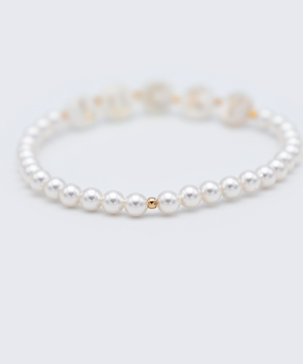 봉보(BONBEAU) Swarovski pearl initial gold beads Bracelet 자개 이니셜 스와로브스키 진주 비즈 팔찌