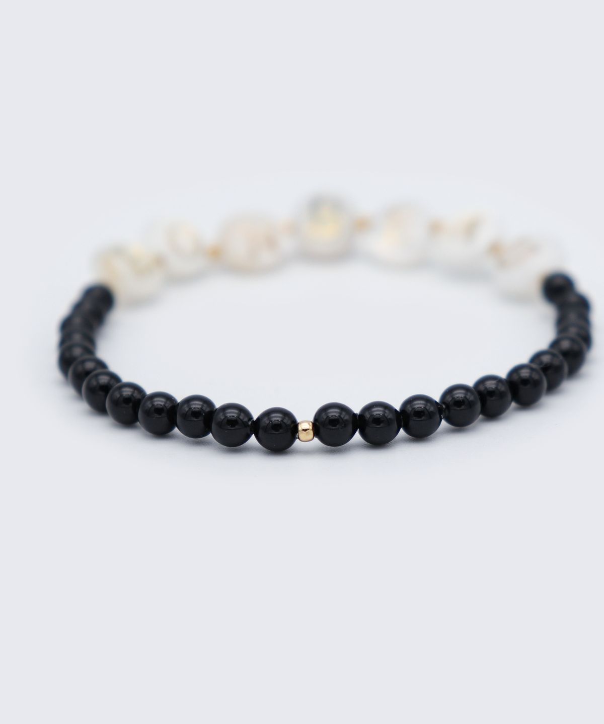 봉보(BONBEAU) Swarovski pearl initial gold beads Bracelet 자개 이니셜 스와로브스키 진주 비즈 팔찌