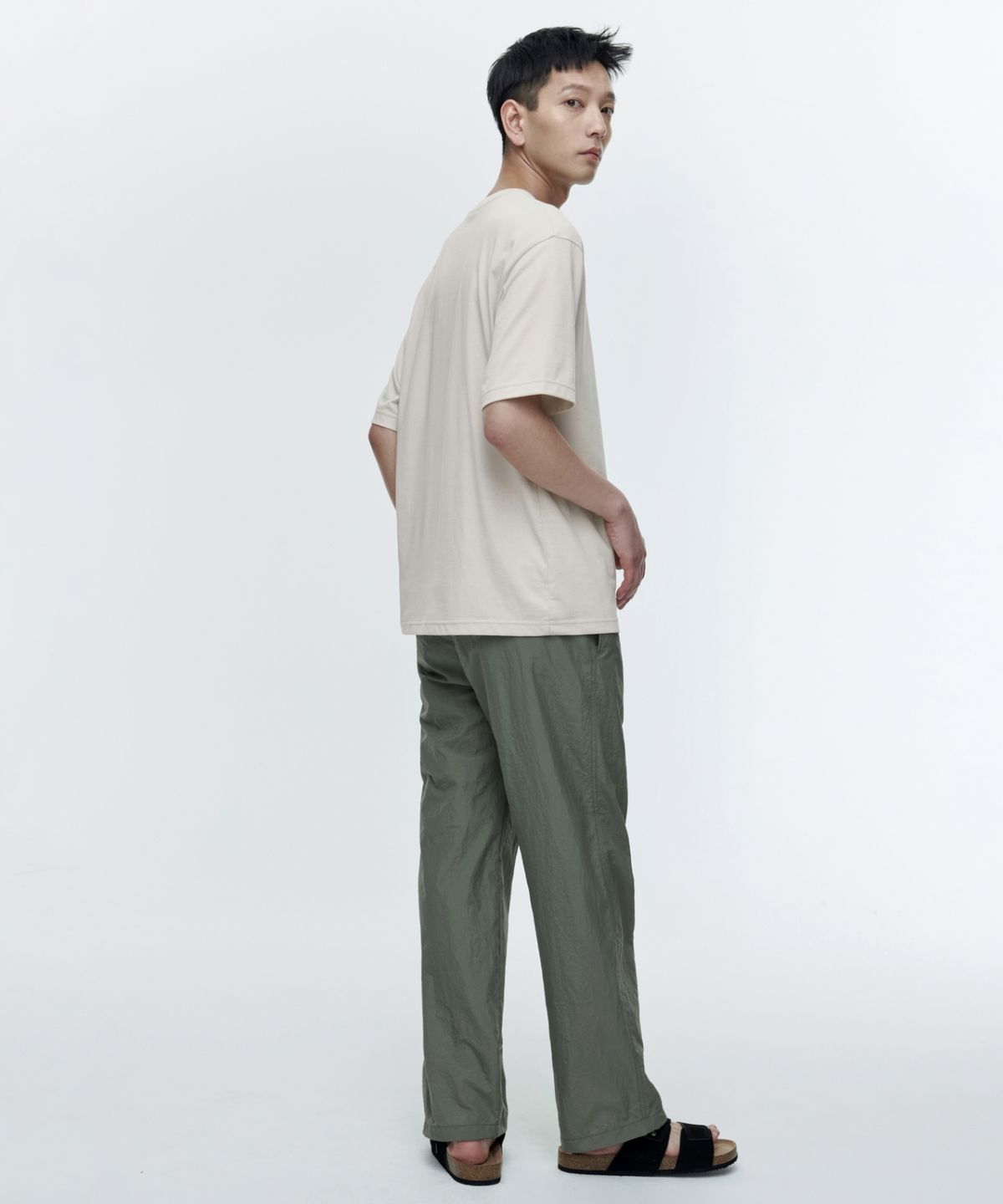 무신사 스탠다드(MUSINSA STANDARD) 나일론 와이드 스트링 팬츠 [라이트 카키]
