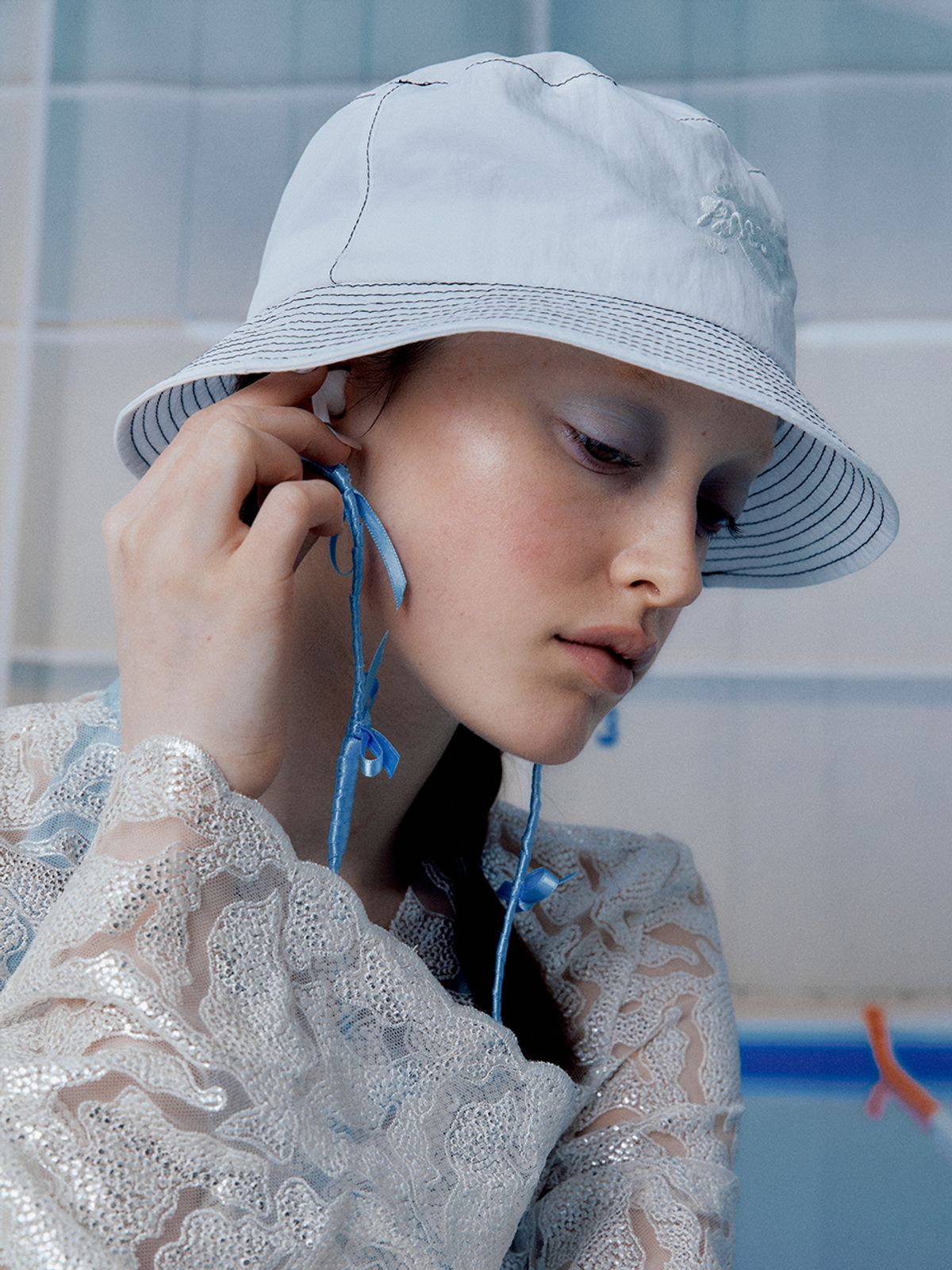 포에지담(POESIEDAME) PARACHUTE BUCKET HAT IN WHITE