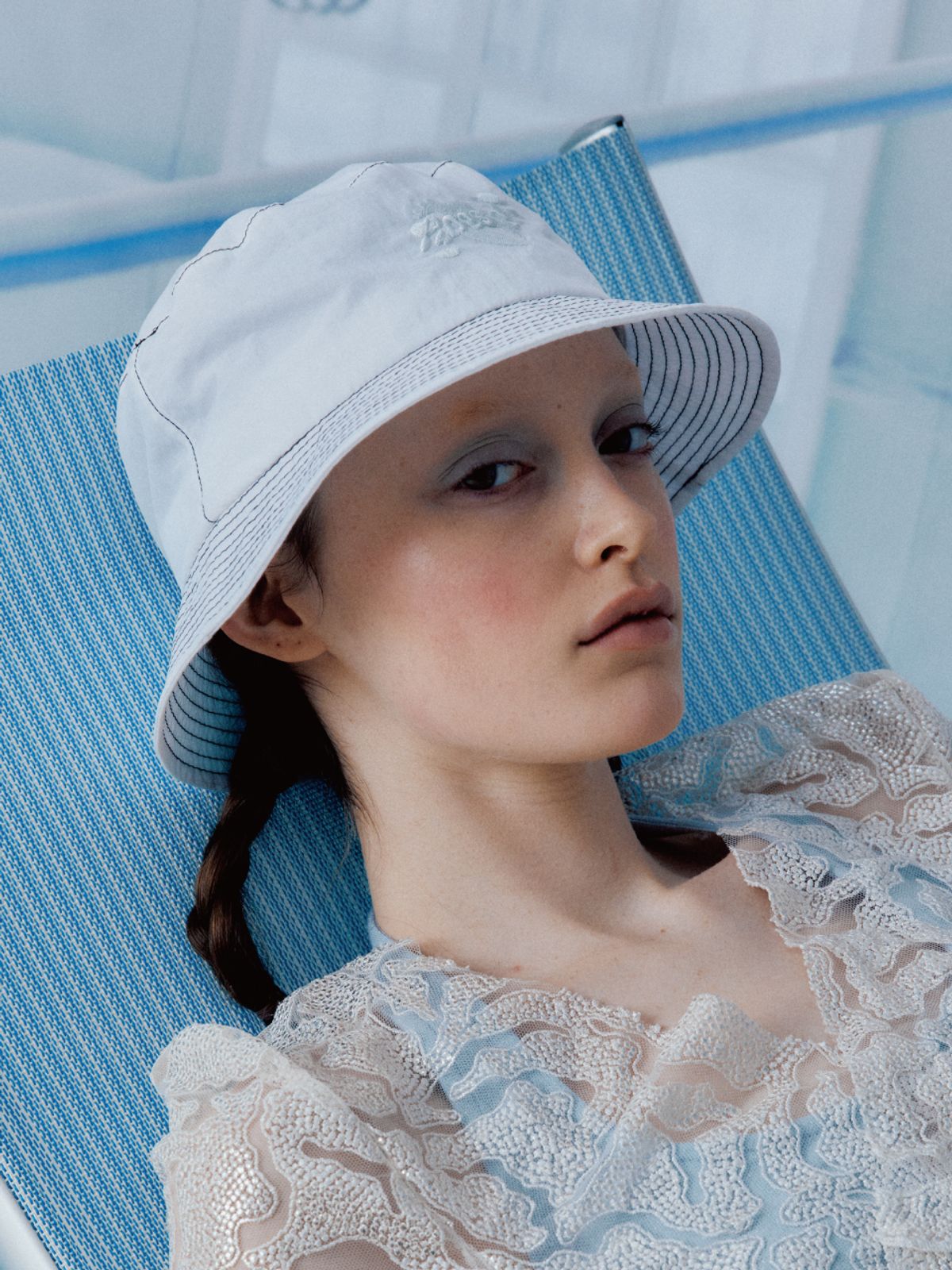 포에지담(POESIEDAME) PARACHUTE BUCKET HAT IN WHITE