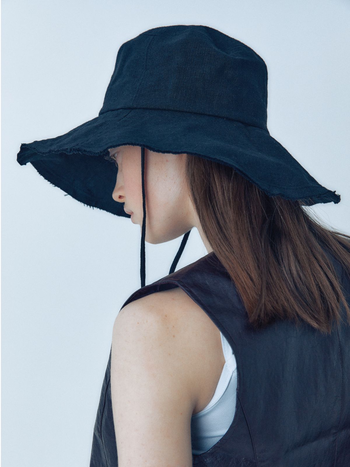 포에지담(POESIEDAME) LINEN WIDE BUCKET HAT IN BLACK