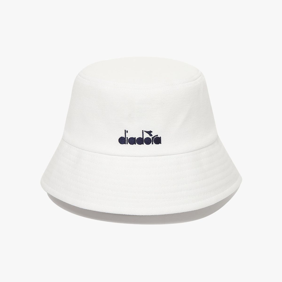 디아도라(diadora) 그래픽 로고 버킷햇 OFF WHITE
