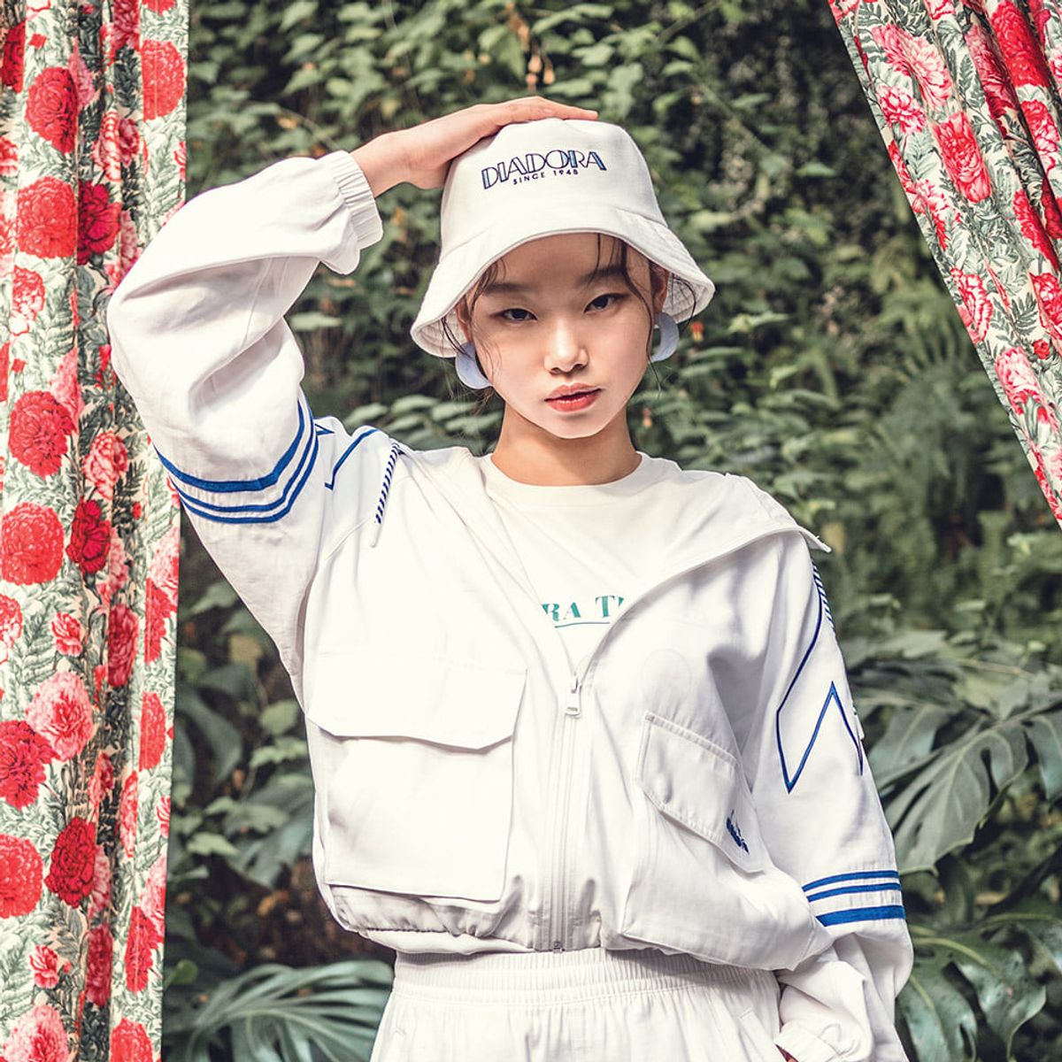 디아도라(diadora) 그래픽 로고 버킷햇 OFF WHITE