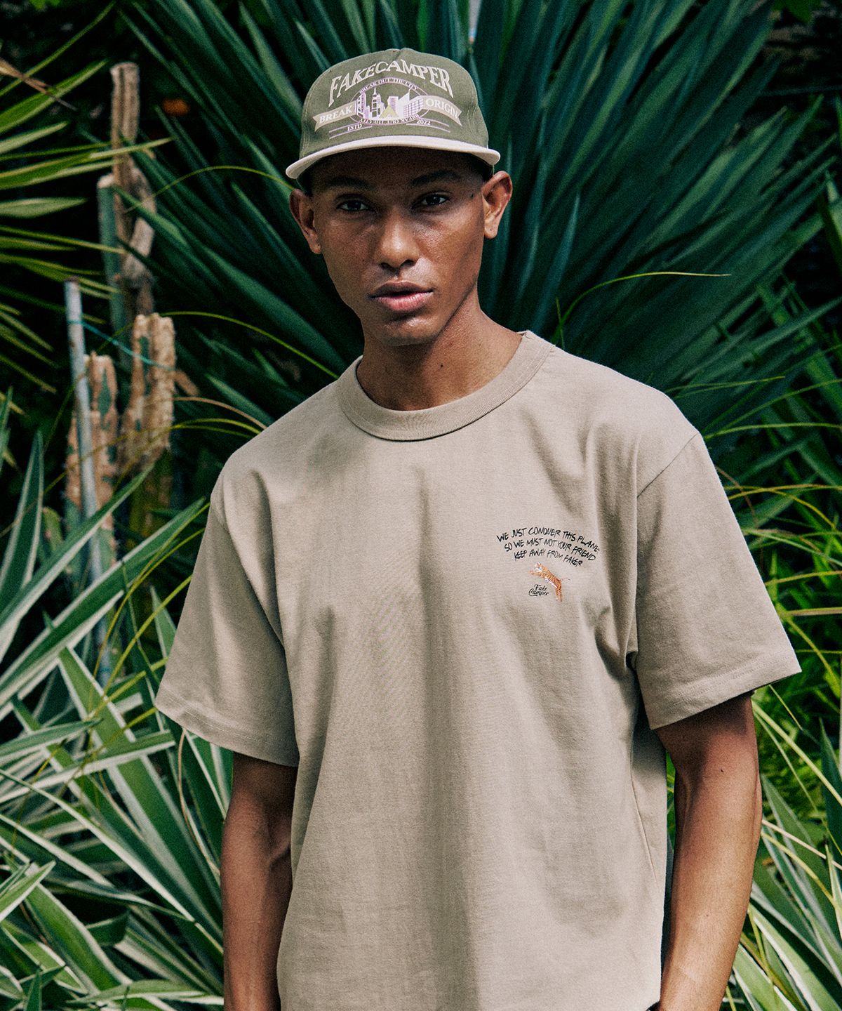 페이크캠퍼(FAKE CAMPER) 아치 스크립트 레터링 반팔티셔츠 [S/BEIGE]