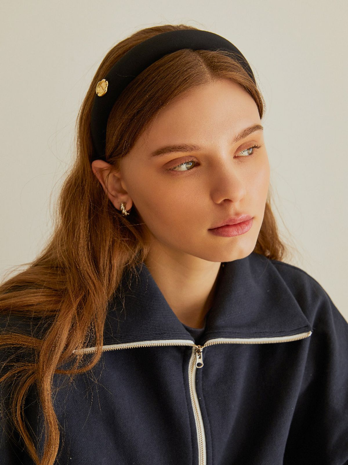 아노에틱(ANOETIC) ANC GOLD STAMP HAIRBAND_BLACK
