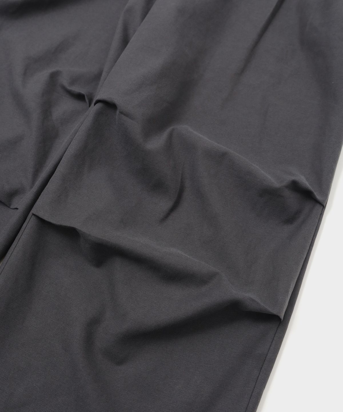 애쉬아워(ASHOUR) Middle Tuck Wide Pants Charcoal