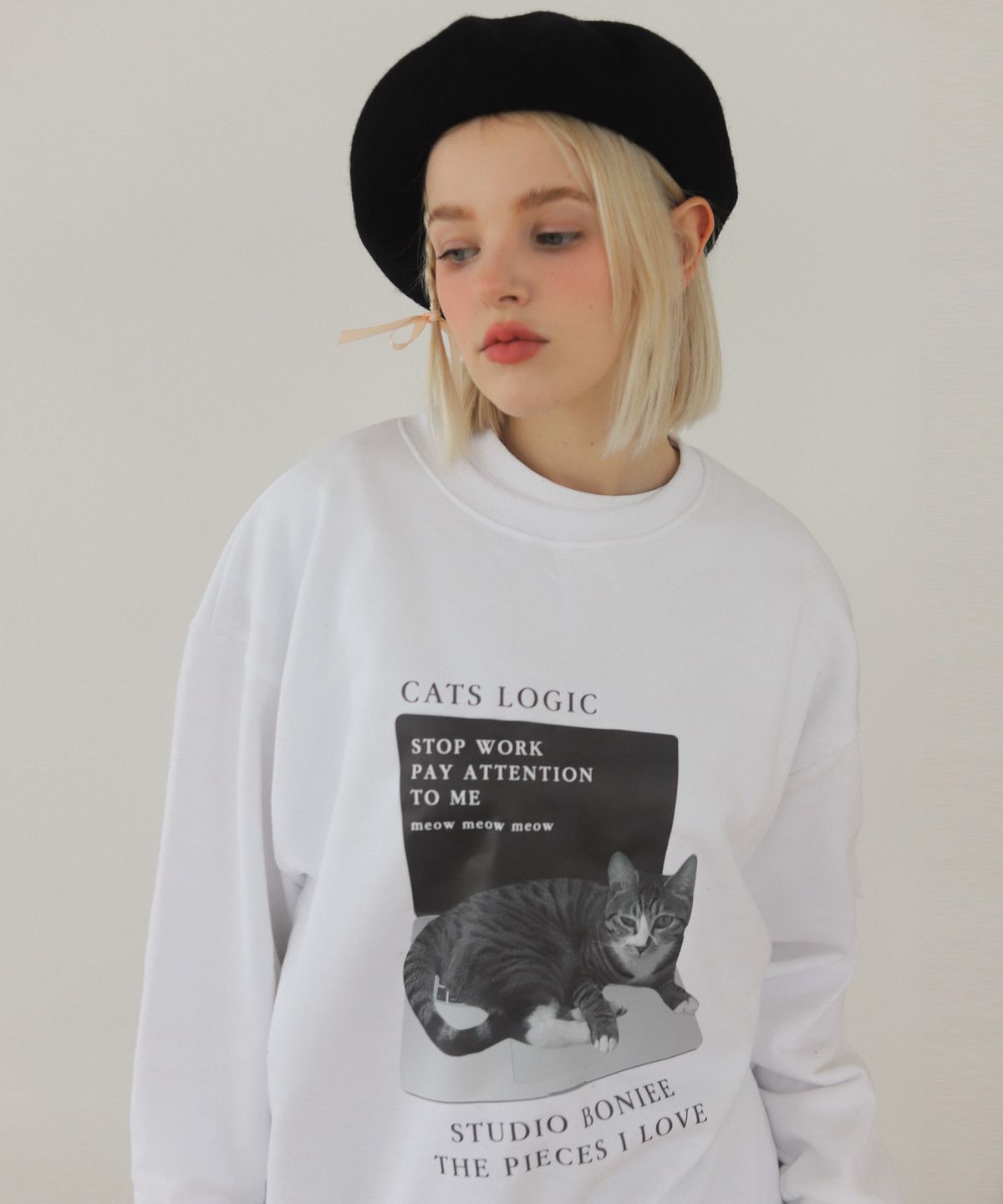 보늬(BONIEE) [기모 선택] 캣츠 로직(Cats Logic) 고양이 그래픽 로고 그래픽 오버 맨투맨 화이트