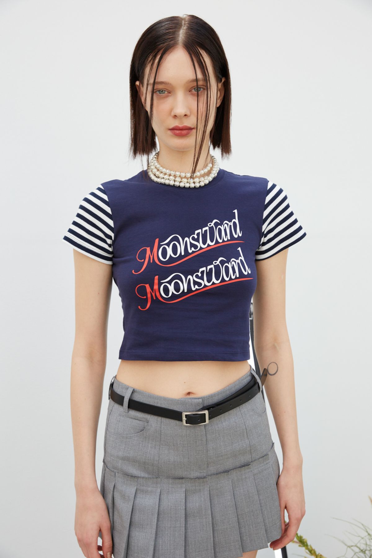 문스워드(MOONSWARD) 네이비 크롭 티셔츠