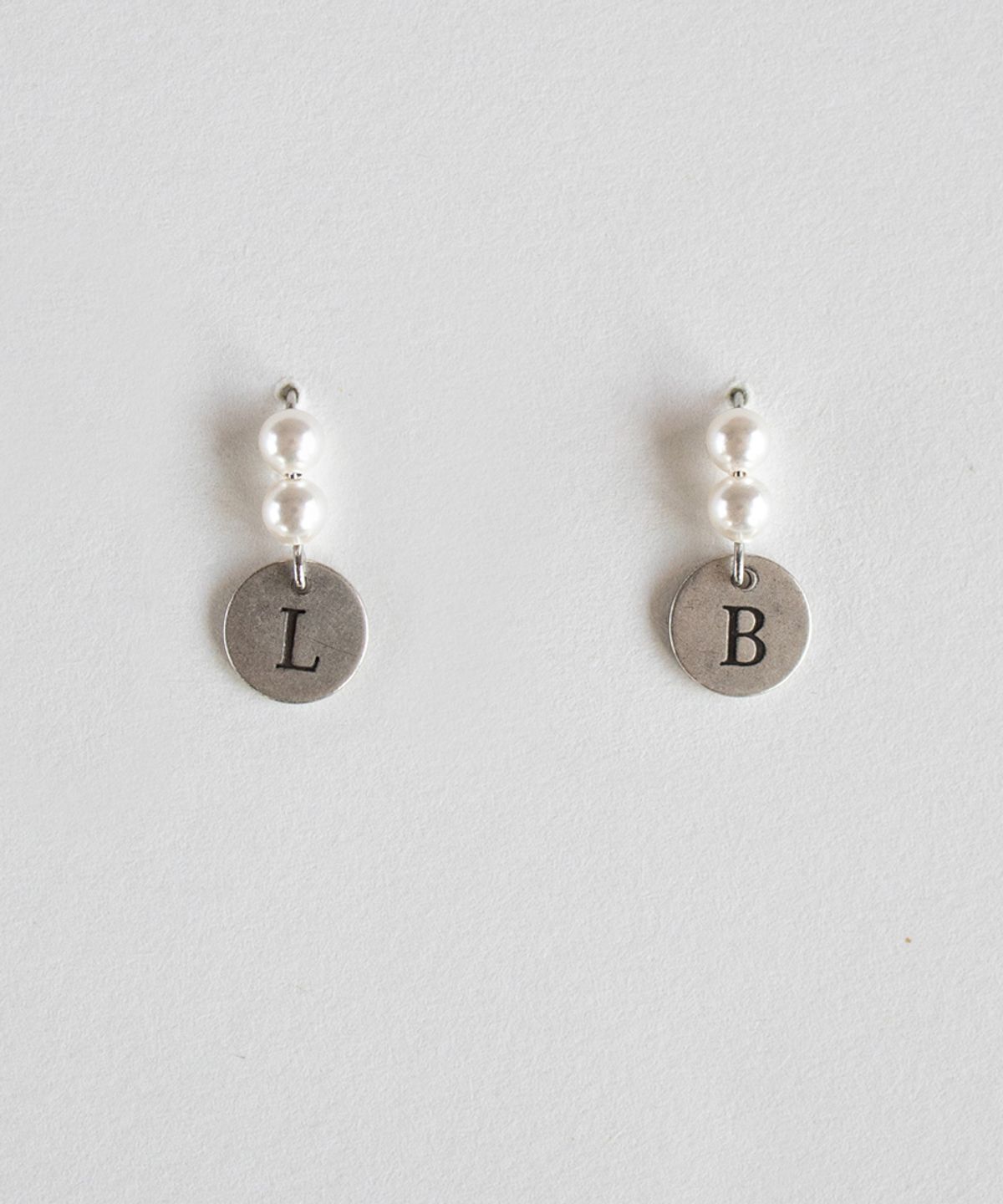 메리모티브(MERRYMOTIVE) Initial with mini pearl earring
