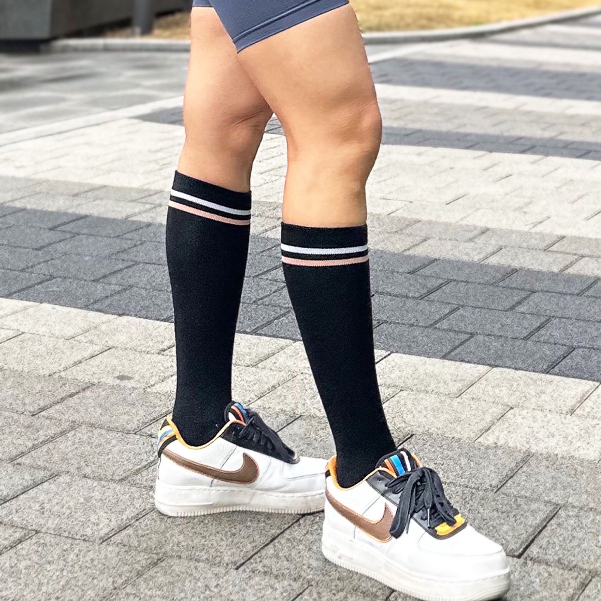 엑스네지(XNAZZY) 포인트라인니삭스 XN23SSWSC01 블랙