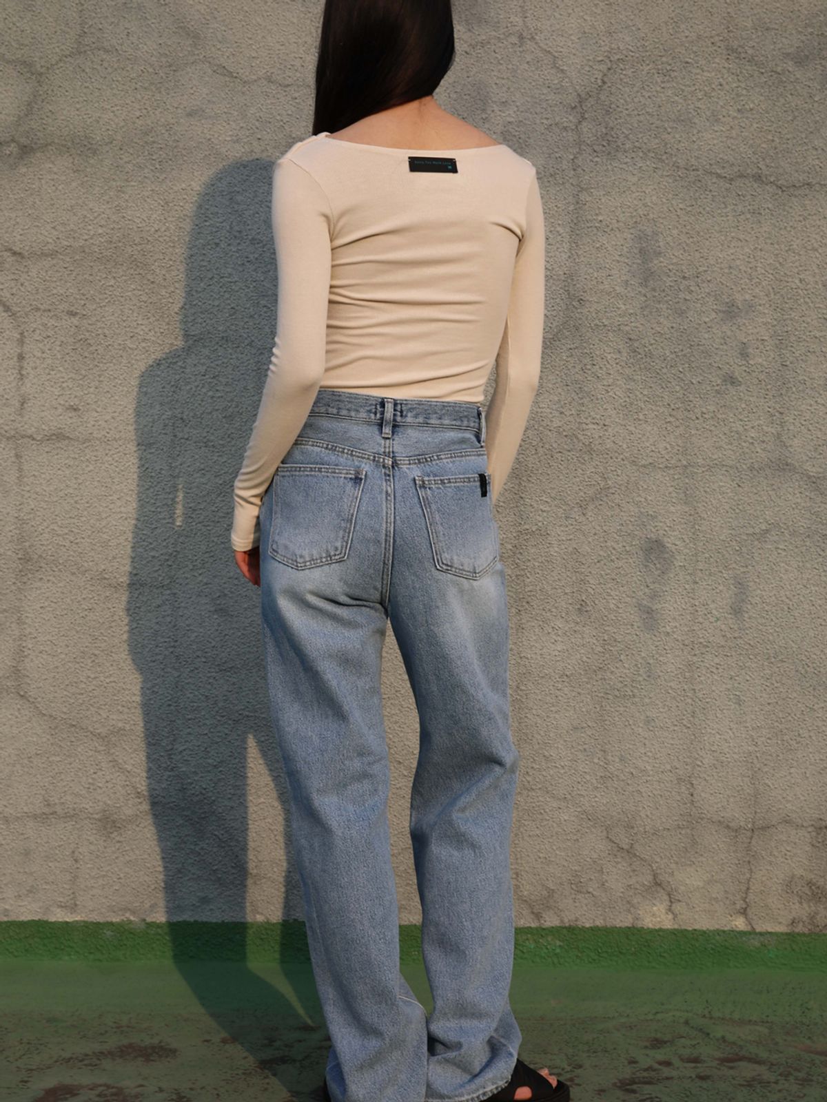 쏘리, 투 머치 러브(SORRY, TOO MUCH LOVE) Micro Ribbed Cowl Neck T-Shirt_Beige